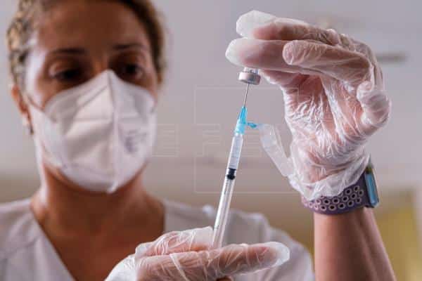 Lee más sobre el artículo Canarias lidera la vacunación en España al aprovechar seis dosis de cada vial de Pfizer