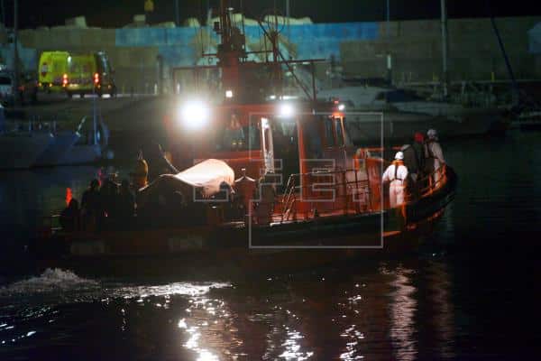 Salvamento desembarca en Fuerteventura a 63 ocupantes de una neumática buscada desde el domingo tras partir de El Aaiún