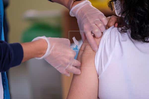 Canarias, única CCAA con más vacunados frente a la covid-19 que contagiados