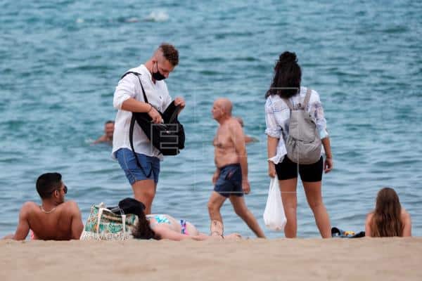 En este momento estás viendo Canarias considera vigentes sus excepciones sobre el uso de la mascarilla en la playa o la piscina