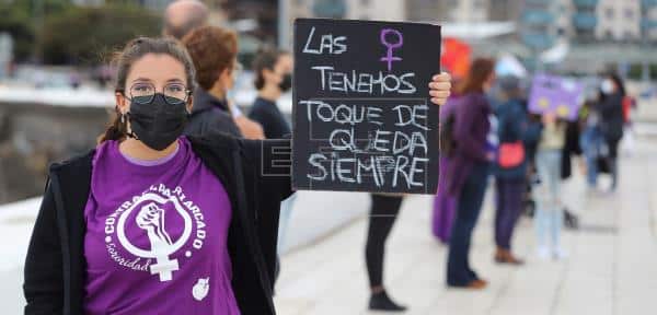 Lee más sobre el artículo Una cadena humana viste de violeta la Avenida Marítima de Las Palmas de Gran Canaria en el 8M