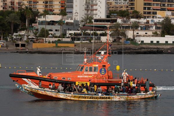 Salvamento Marítimo traslada a Tenerife un cayuco con 15 migrantes, uno menor