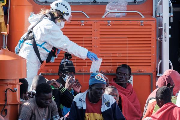 Un centenar de inmigrantes rescatados este domingo en Gran Canaria y Fuerteventura