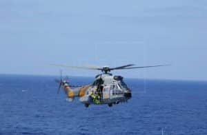 Un helicóptero militar sale al rescate de 9 inmigrantes a la deriva a 490 kilómetros de El Hierro