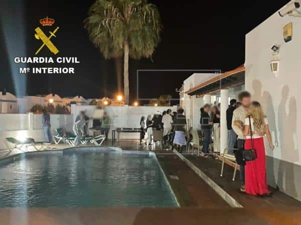 En este momento estás viendo Disuelven nueve fiestas en Fuerteventura, la mayor de ellas con 84 turistas