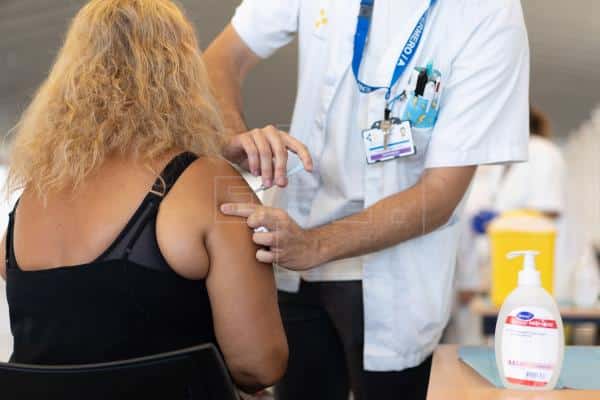 Canarias comienza a dar citas por internet para vacunarse desde los 16 años