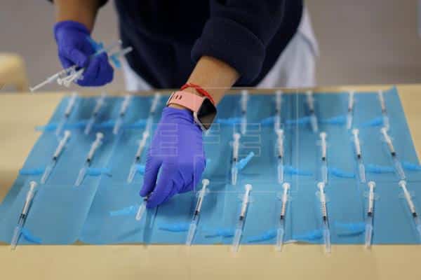 Más de 100.000 canarios se inscriben en 24 horas para recibir la vacuna contra la covid-19