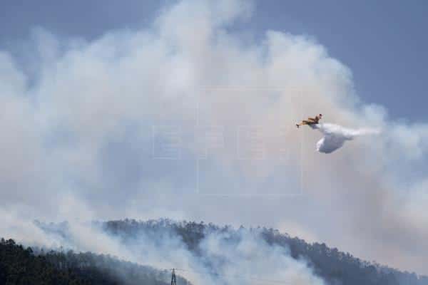 El incendio de Arico afecta a 300 hectáreas y está a cinco kilómetros del Parque Nacional del Teide