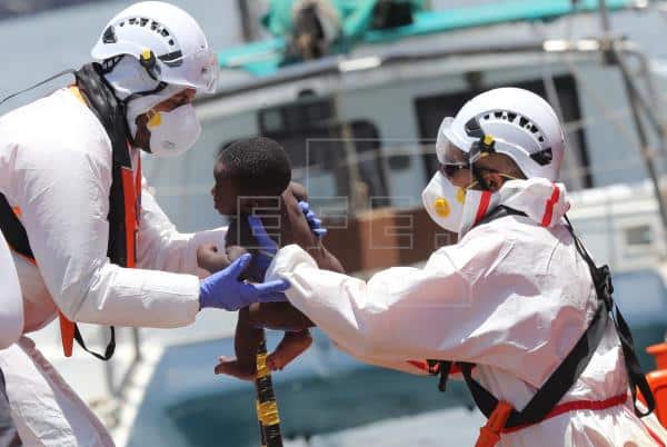 Rescatan al sur de Gran Canaria a 45 personas en una patera, entre ellas ocho niños