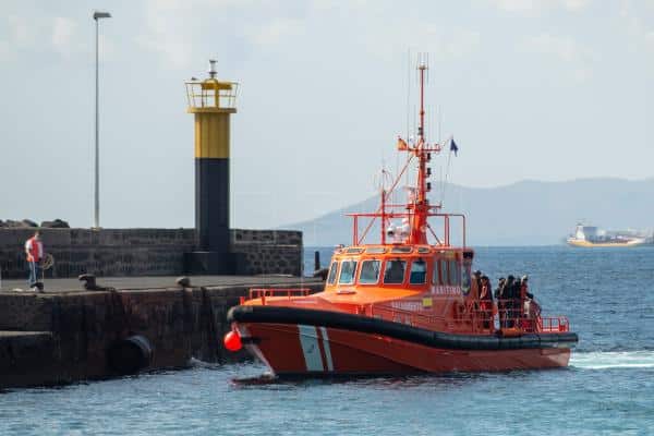 Salvamento rescata de madrugada a 43 ocupantes de una patera que navegaba al noreste de Lanzarote