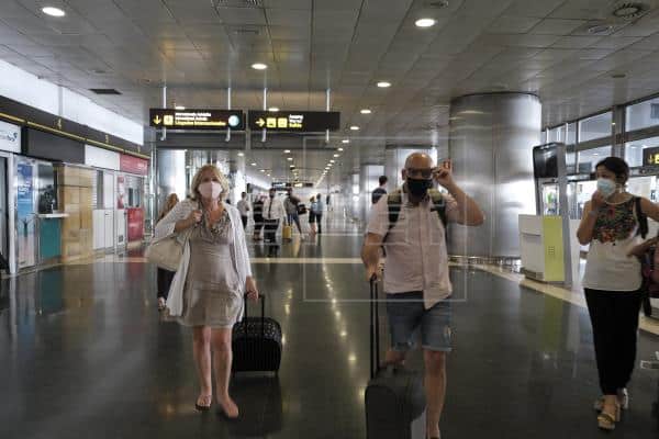 Canarias empieza a recuperar turismo extranjero, pero lejos de las cifras de la prepandemia