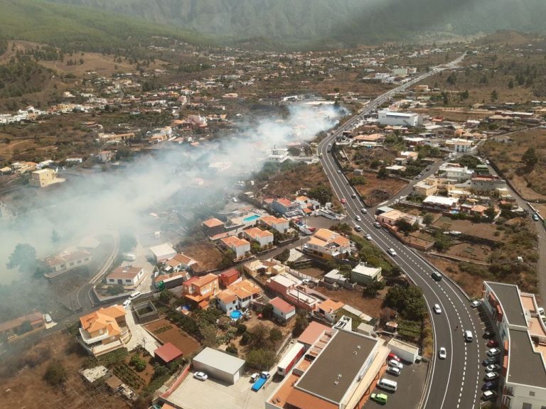 Medios terrestres y aéreos trabajan para controlar el incendio forestal declarado en El Paso en La Palma