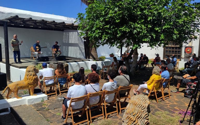 La Villa de Teguise acogió un nuevo concierto de timple y guitarra de dos artistas canarios