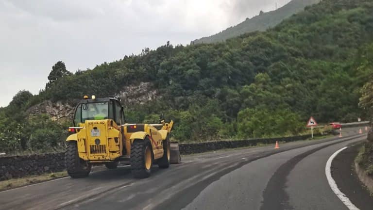 El Cabildo de La Palma refuerza la limpieza de la ceniza en las carreteras y vías de evacuación para facilitar la labor de los dispositivos de emergencia