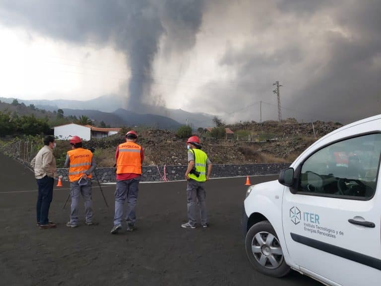El Cabildo de Tenerife amplía el dispositivo destinado a La Palma para ayudar en la limpieza de las carreteras