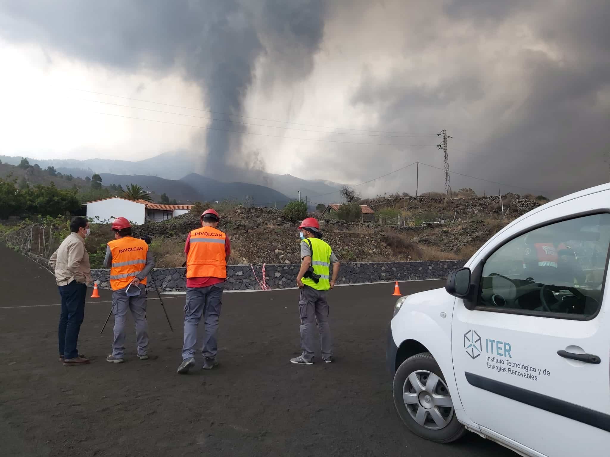 En este momento estás viendo El Cabildo de Tenerife amplía el dispositivo destinado a La Palma para ayudar en la limpieza de las carreteras
