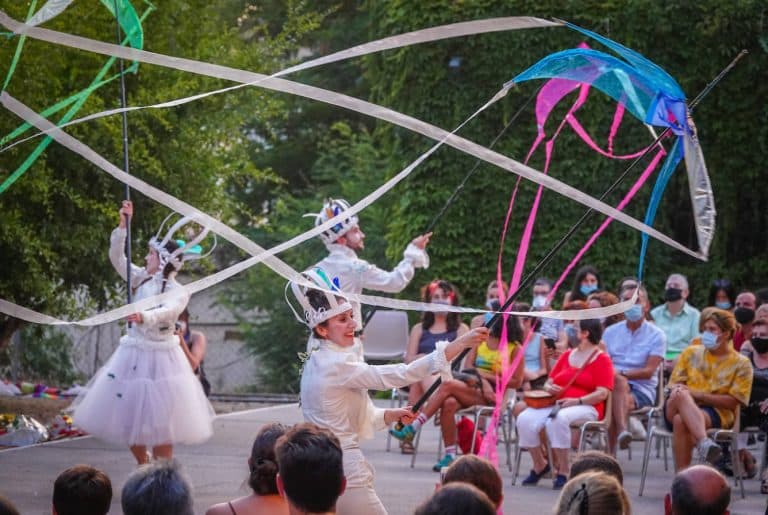 El espectáculo de calle ‘El jardín del viento’ toma la plaza del Palacio de Formación y Congresos para inaugurar la Feria del Libro de Fuerteventura