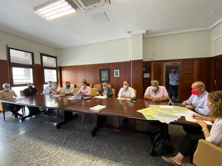 Lee más sobre el artículo El Cabildo de La Palma trabaja ya con los ayuntamientos y el Gobierno de Canarias para agilizar la ordenación territorial tras la erupción