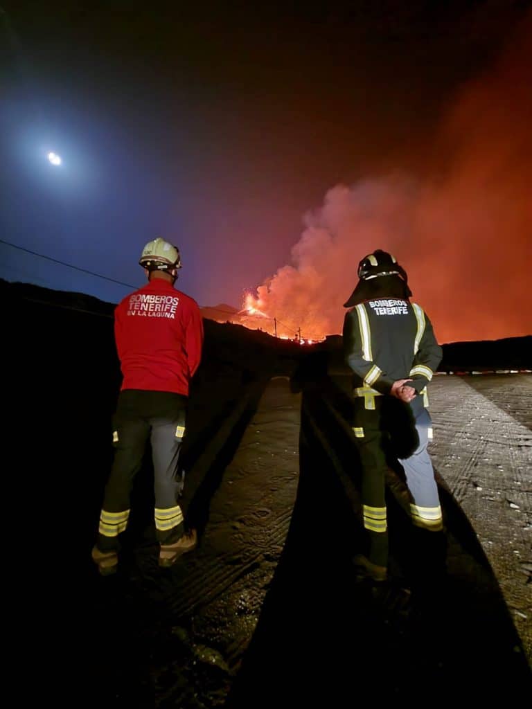 Lee más sobre el artículo Más de cien bomberos del Consorcio de Tenerife han intervenido en La Palma hasta ahora