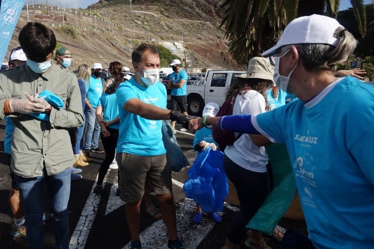 Casi 100 voluntarios recogen residuos en la playa de Las Teresitas