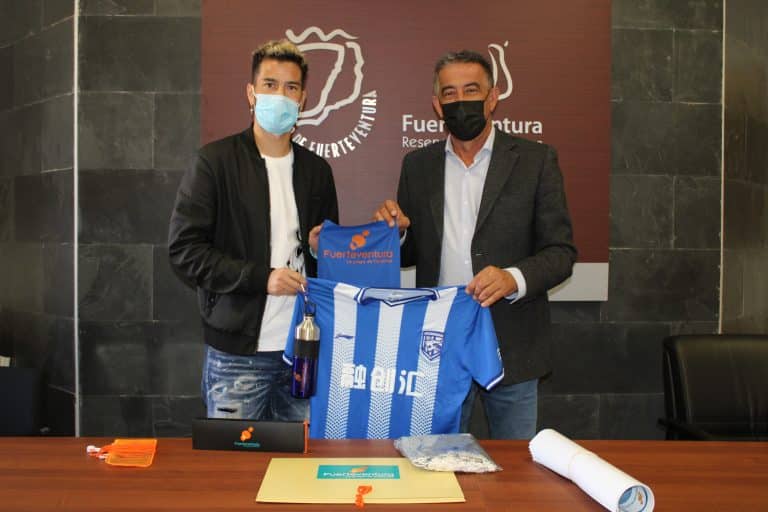 Lee más sobre el artículo El Cabildo de Fuerteventura recibe al futbolista majorero Yaki Yen tras el ascenso a la Superliga china con el Wuhan Three Towns