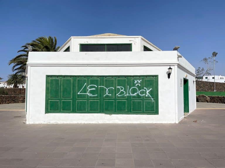 Teguise denuncia las pintadas y destrozos en el Conjunto Histórico de la Villa y en Costa Teguise