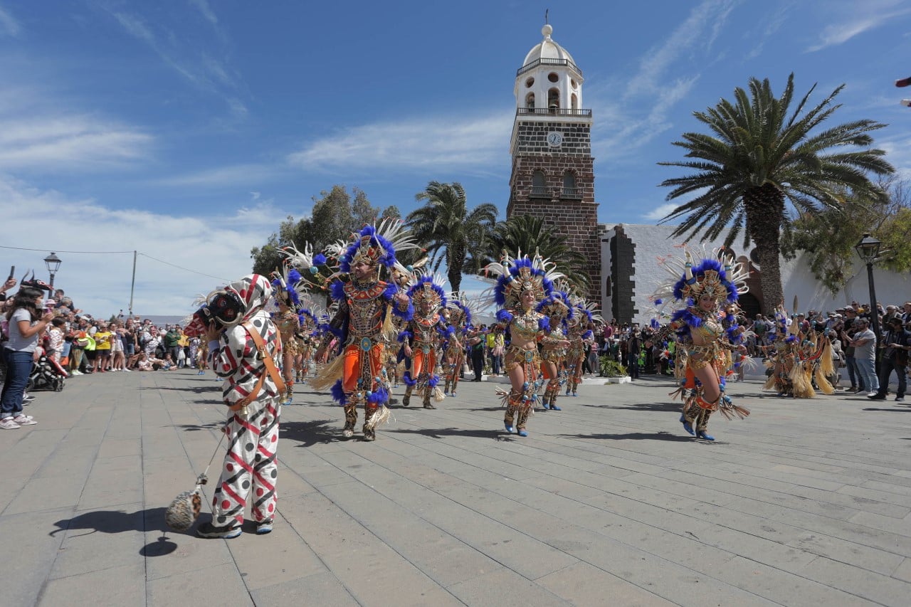 En este momento estás viendo El Mercadillo de Teguise sigue batiendo récord de visitas teñido del color y ritmo carnavalero