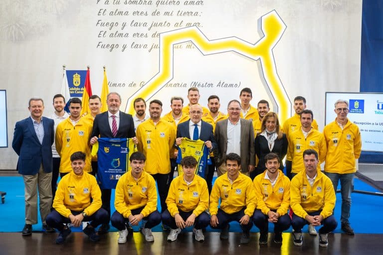 El Cabildo de Gran Canaria festeja con la Unión Deportiva Taburiente su regreso a la categoría de honor del hockey nacional