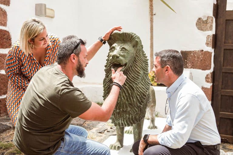 Teguise presenta la nueva imagen de sus dos emblemáticos leones del patio del Palacio Spínola