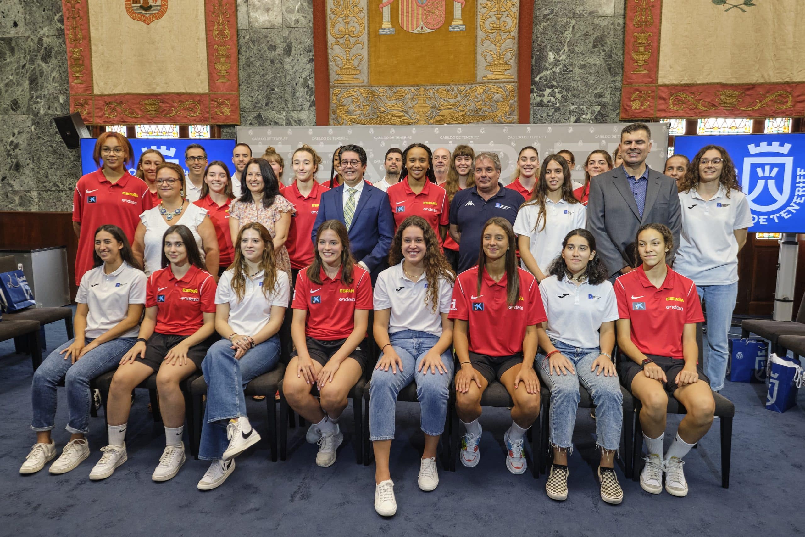 La selección española que participará en el Torneo de Baloncesto Femenino U18 visita el Cabildo