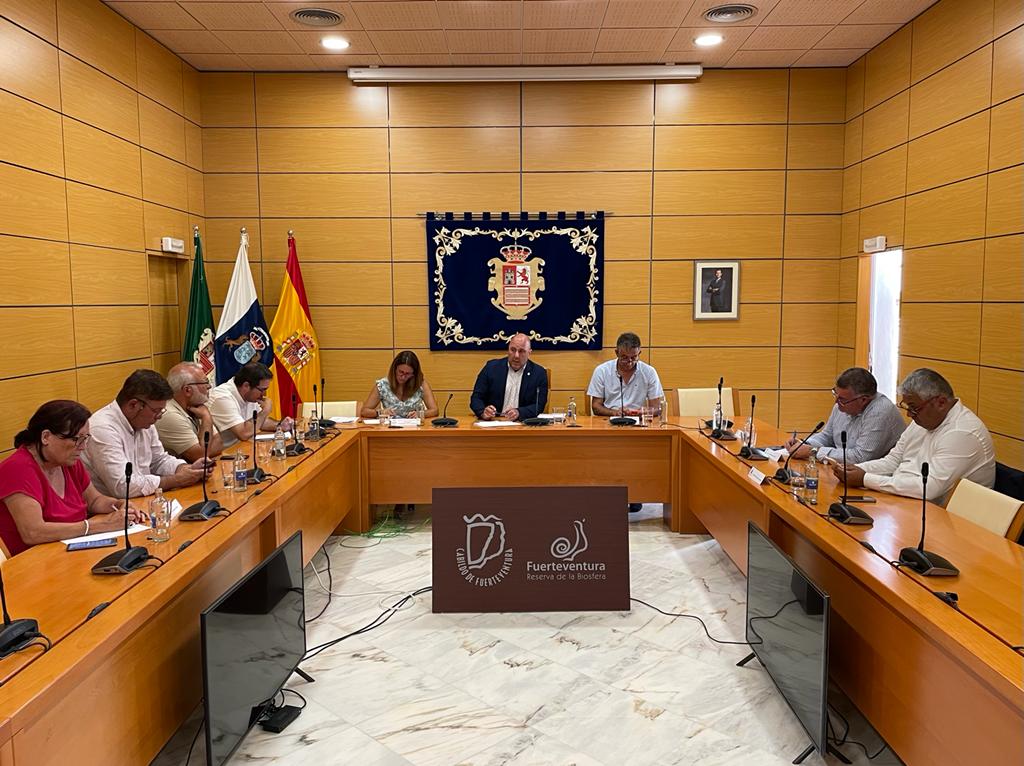 Cabildo y ayuntamientos de Fuerteventura solicitan mayor transparencia en la transferencia de Costas a Canarias