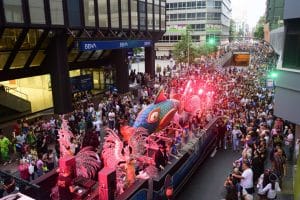 El Carnaval más excepcional saca a la calle a más de cien mil mascaritas en verano