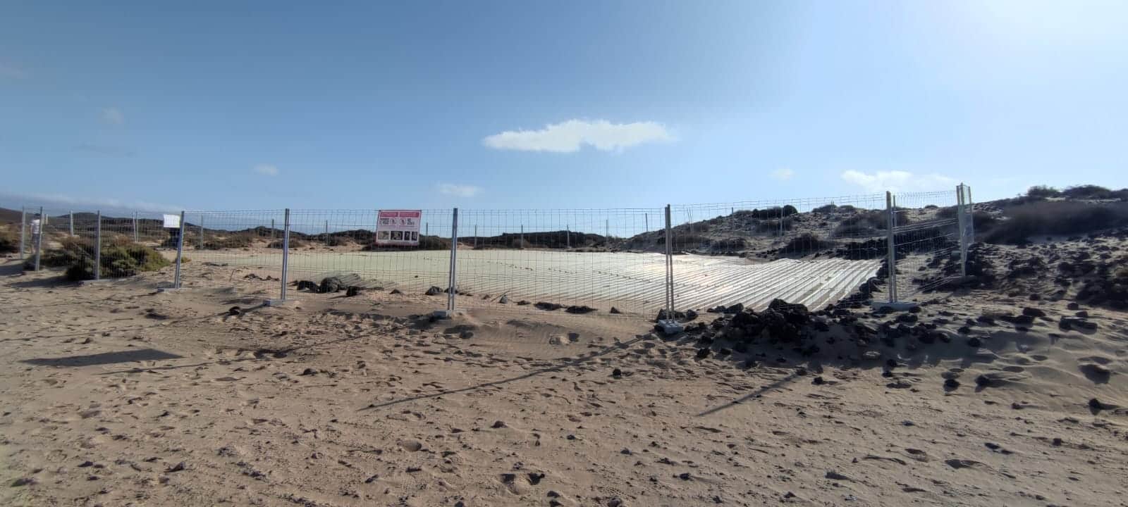 En este momento estás viendo Patrimonio Histórico del Cabildo de Fuerteventura renueva el vallado del yacimiento Lobos I como medida urgente para su protección