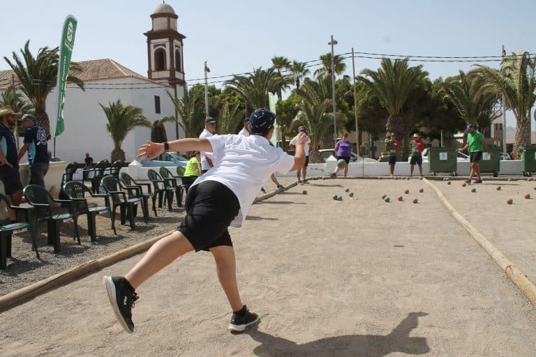 Lee más sobre el artículo El I Torneo Bola Canaria Municipio de Antigua reúne 70 jugadores y jugadoras de la isla