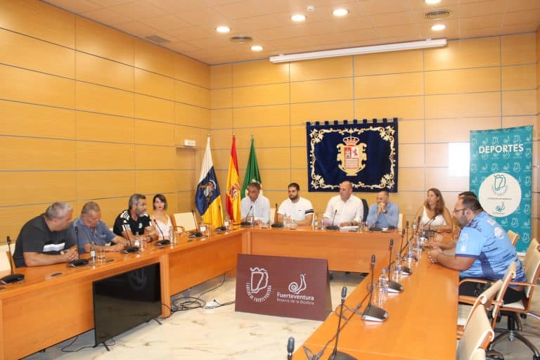 Lee más sobre el artículo Firmado el nuevo acuerdo de patrocinio para la Liga de Lucha Canaria Cabildo Fuerteventura- Obras Públicas Canarias
