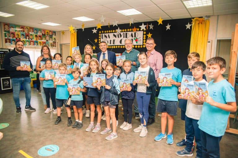 Lee más sobre el artículo <strong>Los escolares de Costa Teguise reciben la nueva publicación municipal que narra la historia de la localidad </strong>