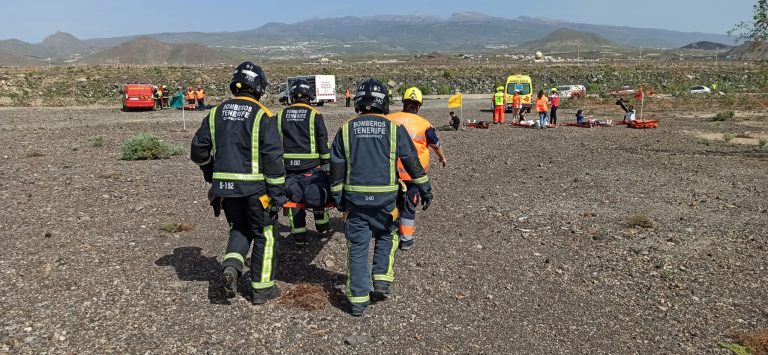 Lee más sobre el artículo <strong>Bomberos de Tenerife participa en un simulacro de accidente aéreo en el aeropuerto Tenerife Sur</strong>