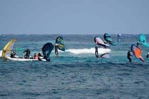 Lee más sobre el artículo <strong>Costa Teguise celebró una regata en reconocimiento al mundo del windsurf con motivo del 50 aniversario de la localidad</strong>