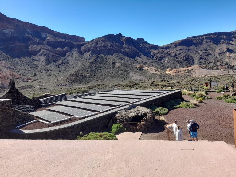 Lee más sobre el artículo El Centro de Visitantes de Cañada Blanca, en el Teide, se autoabastece ya de energía solar fotovoltaica