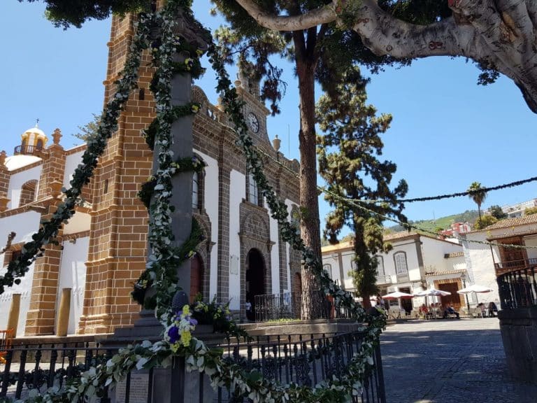 Lee más sobre el artículo La Plaza del Pino de Teror se engalana para la fiesta de San José y la Santa Cruz