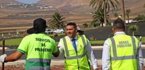 Lee más sobre el artículo El Cabildo de Lanzarote inicia un plan de choque para la limpieza y el adecentamiento de los márgenes de las carreteras
