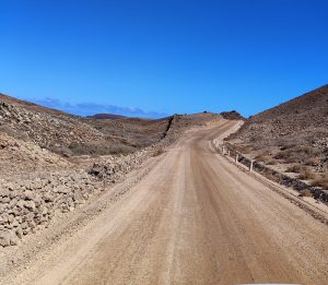 Lee más sobre el artículo La Oliva intensifica rehabilitación de vías rurales tras el Slalom de tierra en Corralejo